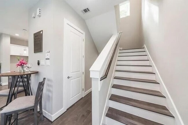 Building Photo - 1329 Buescher Dr