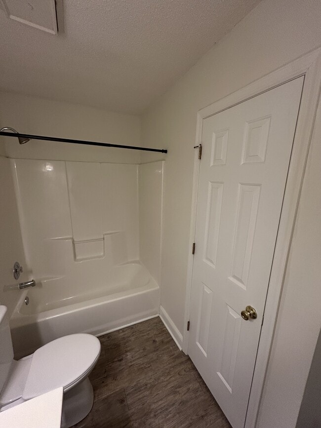 Building Photo - 104 Breezewood Dr