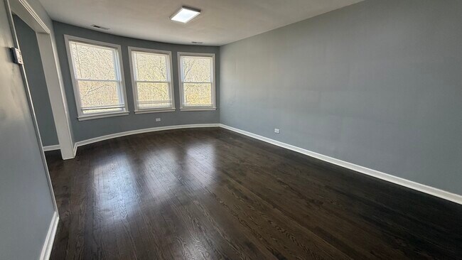 Building Photo - 5843 N Cicero Ave