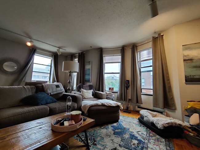 Building Photo - Market & Faneuil Brighton Rowhouse 1-Bed w...