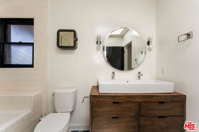 Building Photo - 1530 Elevado St