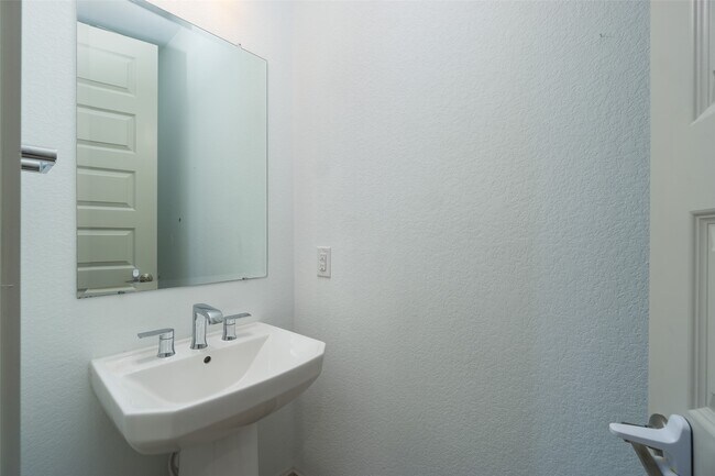 Building Photo - 2572 Ravenna Ct