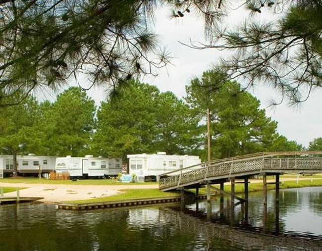 Building Photo - Twin Lakes