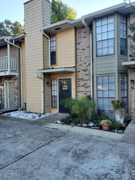 Building Photo - 422 Longwood Ct