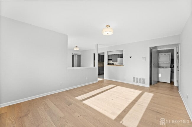 Building Photo - 3226 Sayre Dr