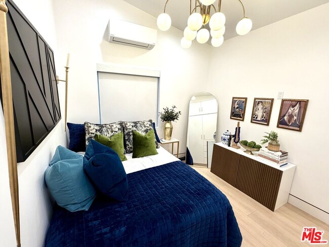 Building Photo - 5561 1/2 El Canon Ave