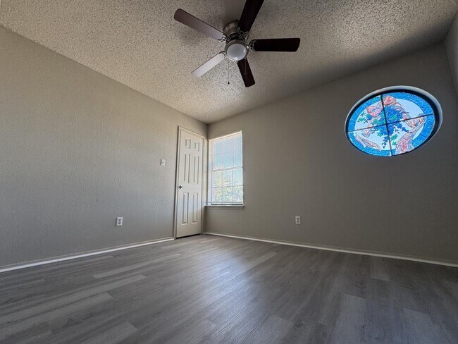 Building Photo - 2902 Bluejay Dr