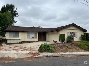 Building Photo - Hillside 3 Bed / 1 3/4 Bath Ranch Style Ho...