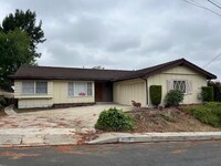Building Photo - Hillside 3 Bed / 1 3/4 Bath Ranch Style Ho...