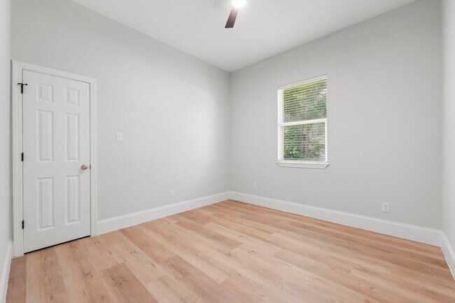 Building Photo - 3532 White Oak Point Dr
