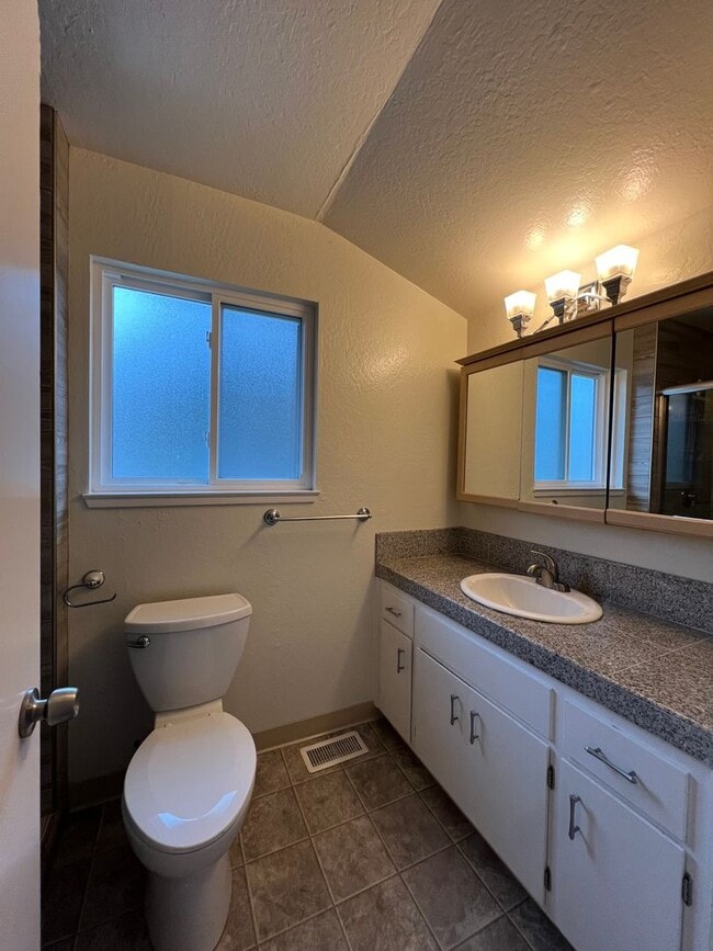 Building Photo - Short walk to the Beach / Available Now / Pets Welcome
