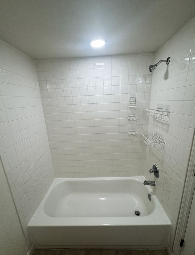 Building Photo - Beautiful Condo in the Fountains near beaches