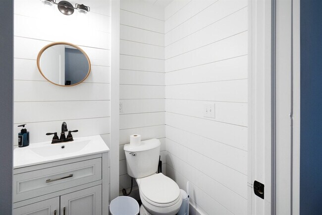 Building Photo - 10628 Lee Ave