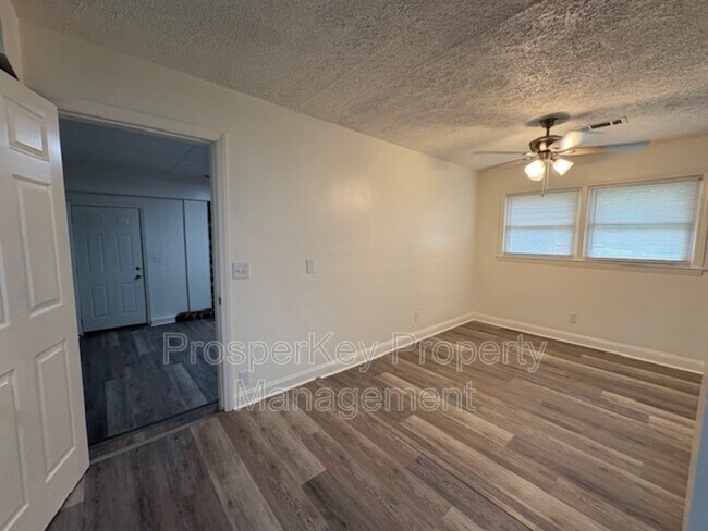 Building Photo - 748 Barrett Ave
