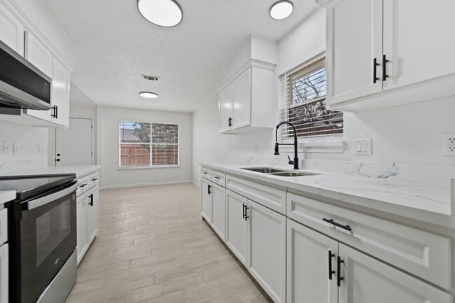 Building Photo - 7618 Breda Dr