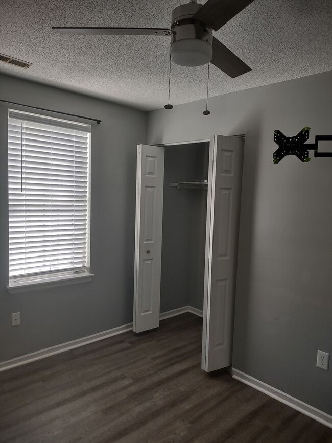 Building Photo - ****MOVE IN SPECIAL****Fabulous Upgraded Three Bedroom/Two Bath Townhome - Walking Distance to Le...