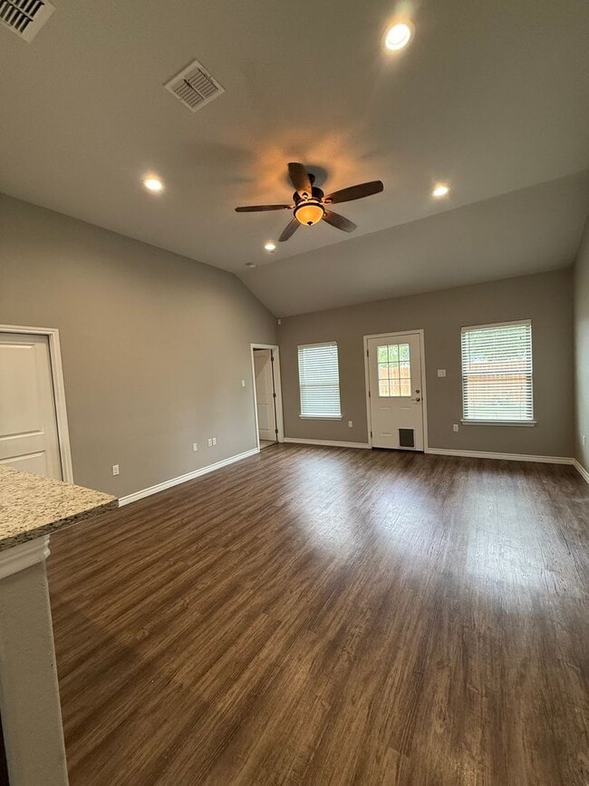 Building Photo - 3 bed 2 bath with Garage and fenced in back yard