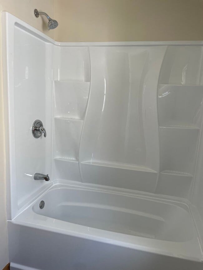 Building Photo - 1 Bedroom, 1 Bath Single Family Home in Clinton, IA