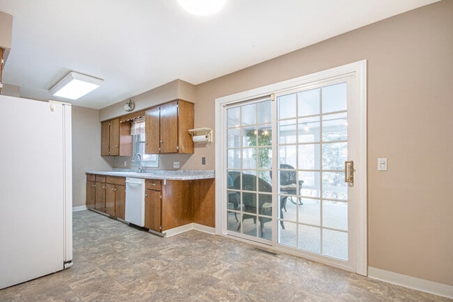 Building Photo - 5671 Christie Ave - Gorgeous 4 Bed