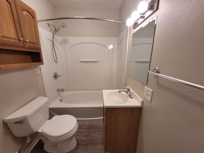 Building Photo - Cozy two bedroom home, pet friendly!