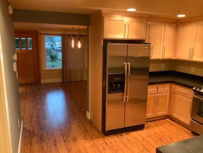 Building Photo - A Must See! 4 Bedroom House in North Eugene