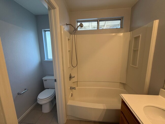 Building Photo - Welcome to this stunning 4 bedroom 2.5 bathroom home located in Hayward