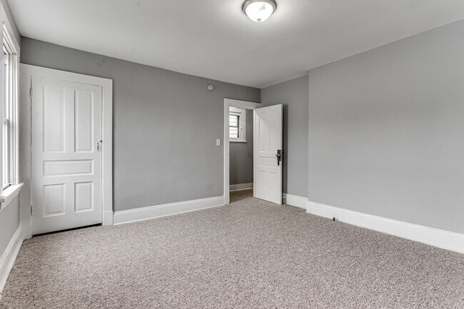 Building Photo - 2 Bedroom/1 Bath in Carrick - Available JULY!