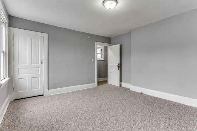 Building Photo - 2 Bedroom/1 Bath in Carrick - Available NOW!