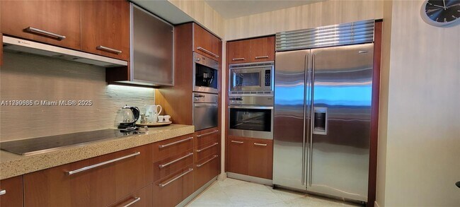Building Photo - 1331 Brickell Bay Dr