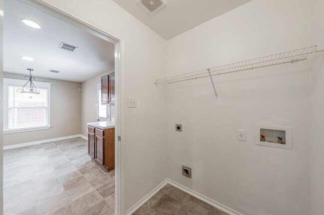 Building Photo - 25% OFF FIRST MONTH'S RENT WITH 12 MONTH LEASE! Lovely 3 bedroom, 2 bath home in Harriet Creek Ra...