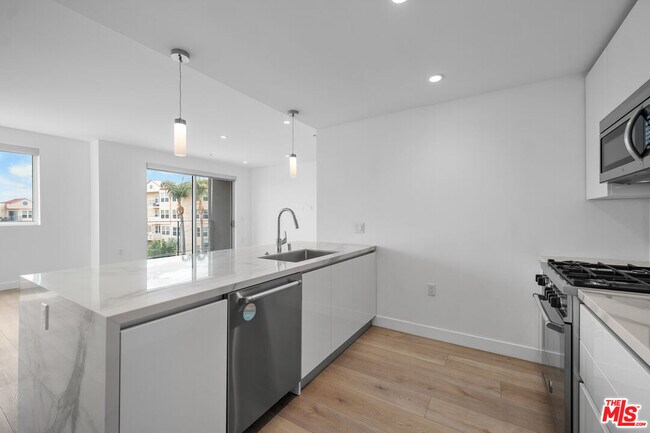 Building Photo - 957 Figueroa Terrace