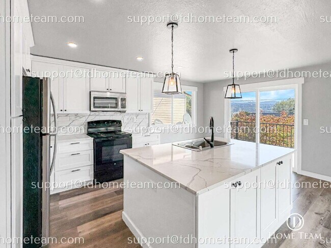 Building Photo - "Charming 4-Bedroom Home with Scenic Views & Finished Basement in Renton!"
