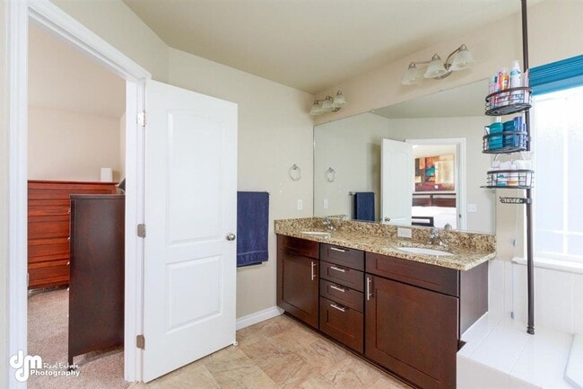 Building Photo - Gorgeous 4 Bedroom Home in West Park!