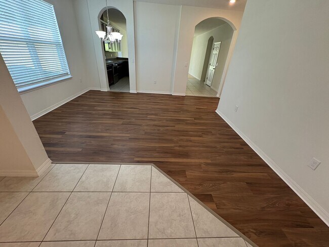 Building Photo - 5 bedroom 3.5 Bath House on Oakland Trails...