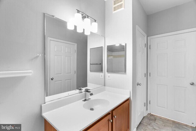 Building Photo - 4852 Eisenhower Ave