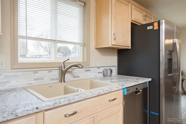 Building Photo - 1444 NW Canyon Dr