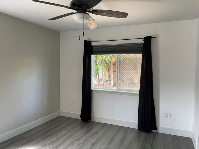 Building Photo - Now renting 3 bedroom 2.5 bathrooms.