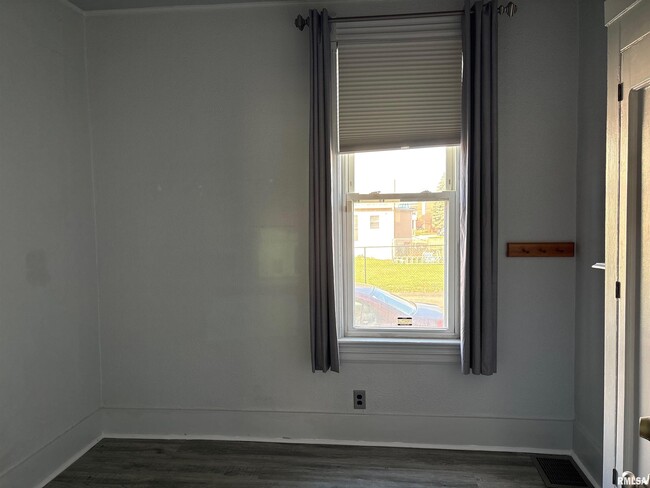 Building Photo - 901 NE Glen Oak Ave