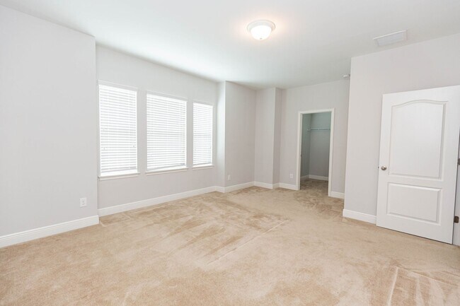 Building Photo - AVAILABLE ON 06/01 - 3 bedroom and 2.5 bat...