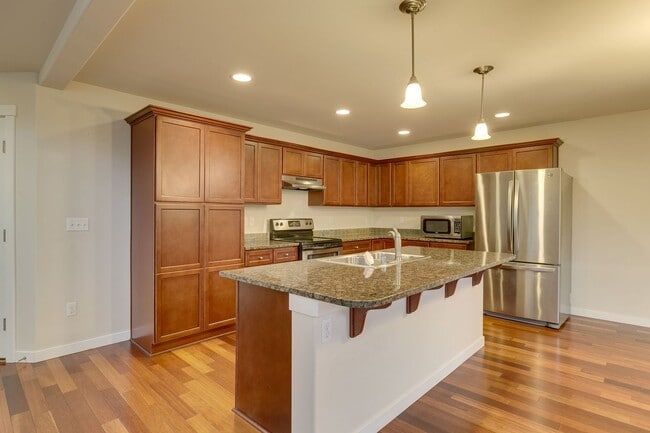 Building Photo - Bright and spacious 3 bed home in nice Lynnwood location!