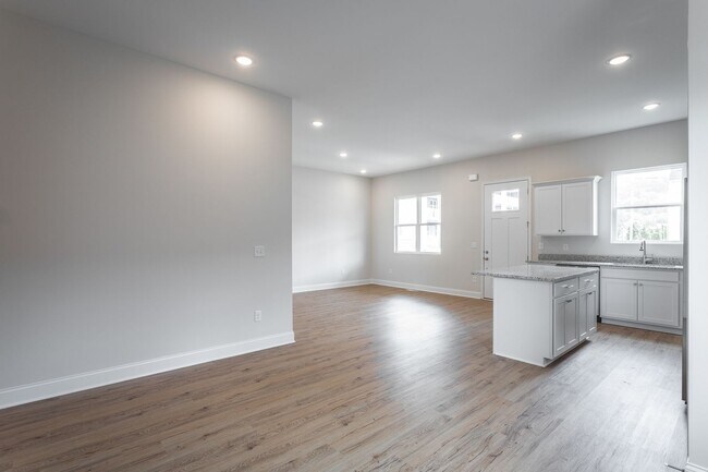 Building Photo - 2017 S Lyerly St