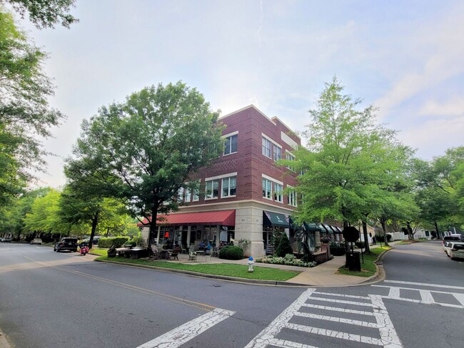 Building Photo - 645 District Ct