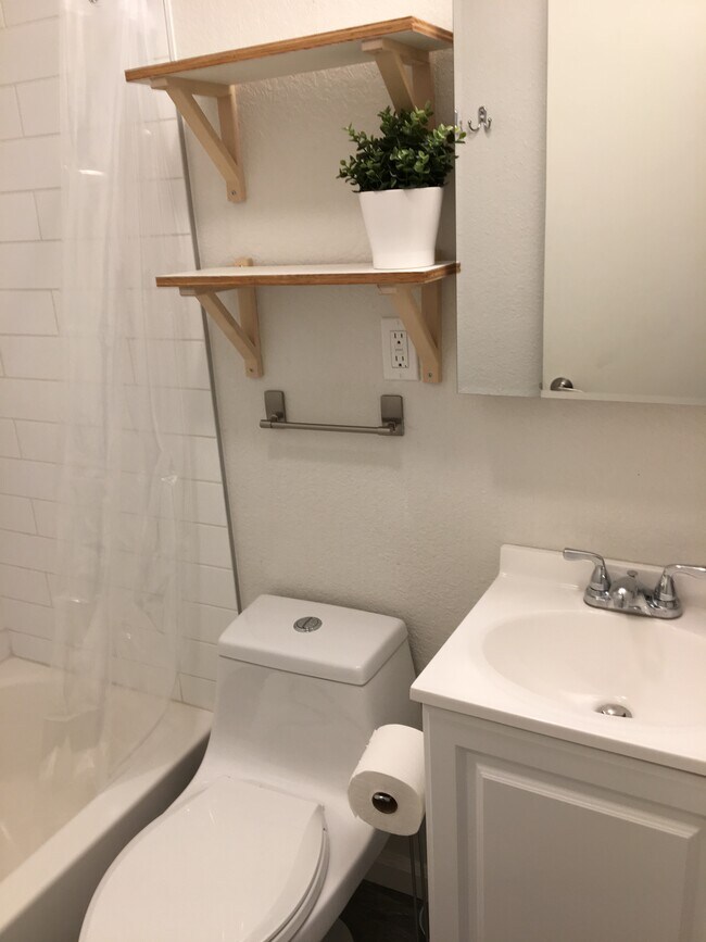 Building Photo - 609 N 48th St