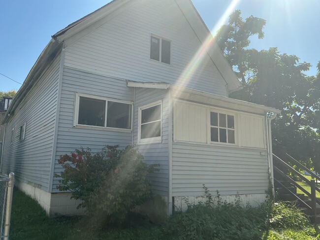 Building Photo - Spacious and Updated Single Family Home