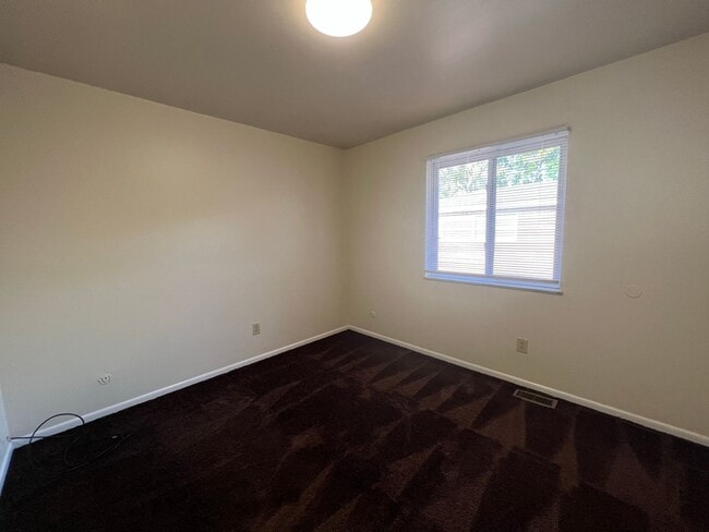 Building Photo - 300 E 16th Ave