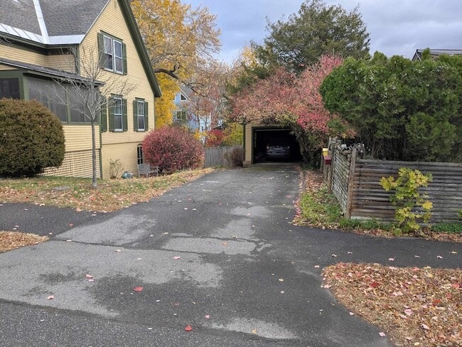 Building Photo - 2 Holt St