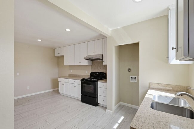 Building Photo - Adorable 2BR Property with Yard