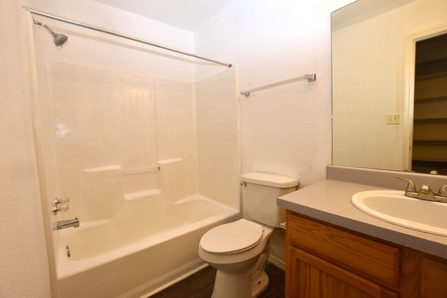 Building Photo - 921-923 Sagewood Trail
