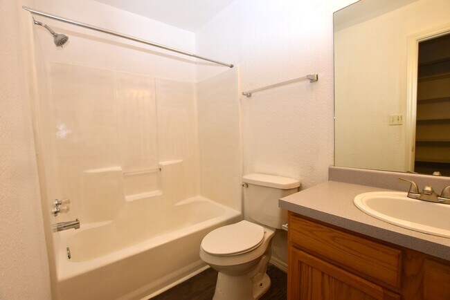 Building Photo - Great 3/2.5/2 Duplex near Texas State Campus and downtown