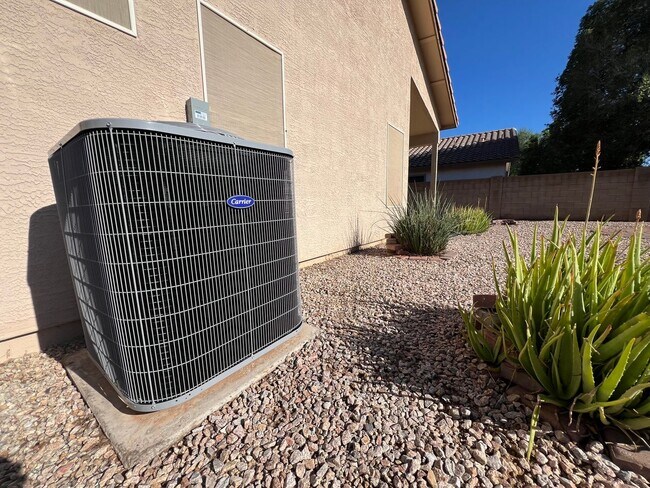 Building Photo - EXCELLENT Location!! This house is a three bedroom & two full baths